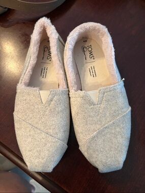 TOMS Women's Slip-On Moccasins in Light Gray with Pink Faux-Fur Lining